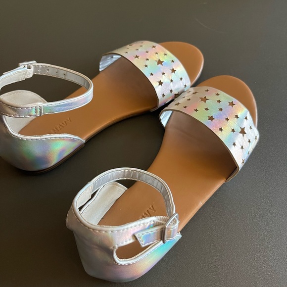 Old Navy - Girls Silver Sandals Size 1 ~ Preowned ~ Stars - Picture 4 of 10
